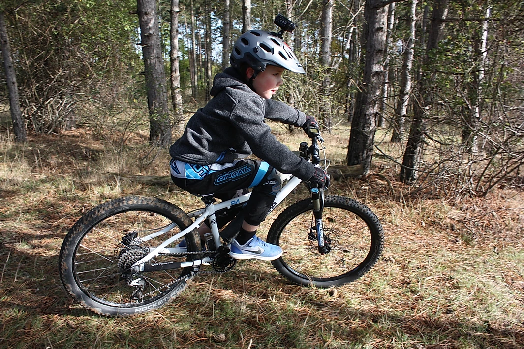 Ben auf dem E-Bikes im Freien