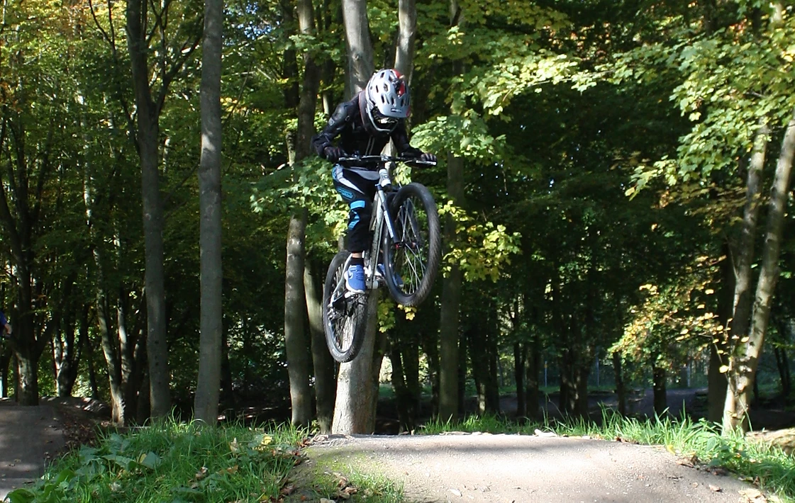 Ben auf dem E-Bikes mit in einem Sprung