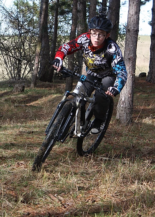 Elias auf dem E-Bikes im Freien