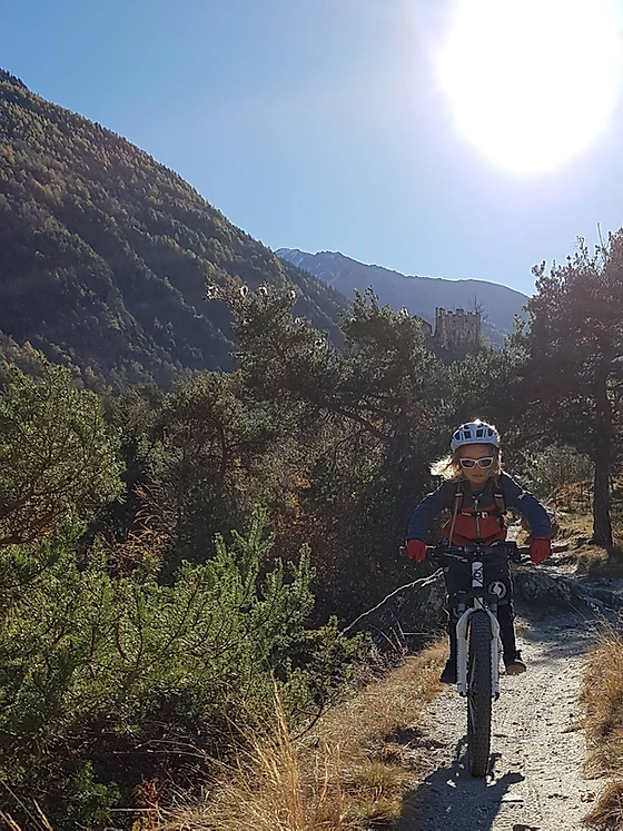 Josefine auf einem E-Bike auf einer Fahrradstrecke