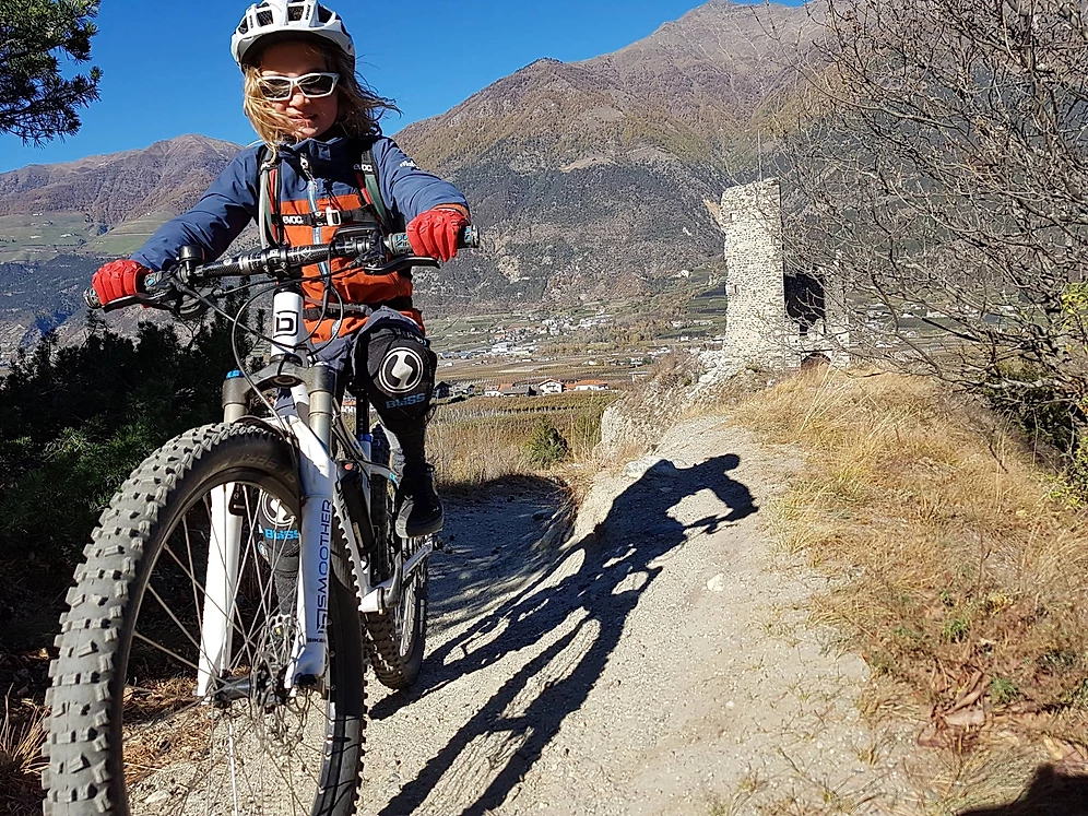 Josefine auf einem E-Bike auf einer Fahrradstrecke