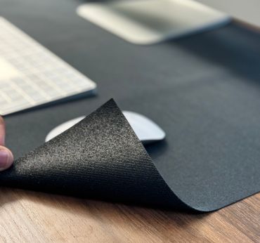 Feuerfeste Schreibtischunterlagen 80x40cm. Rutschfest beschichtet. Für Laptop/Tastatur. Mit Mauspad Funktion