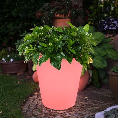 Phare fabriqué avec des pots de fleurs pour décorer le jardin. Lampe solaire  sur le dessus #PotDeFleur #Garden …