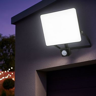 LED Außen-Wandstrahler, Bewegungsmelder, IP65, 6000lm, warmweiß