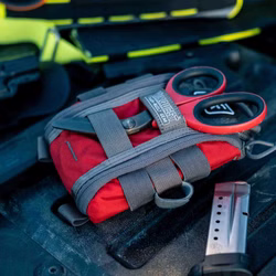 XShear Heavy Duty Traumaschere mit schwarzer Klinge Mit Gravur