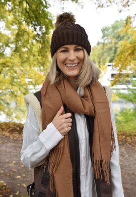 Strickmütze mit Zopfmuster & Kunstfellbommel Look