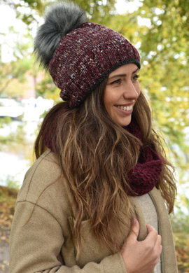 Bunt gemusterte Bommelmütze mit Glitzerfaden Look