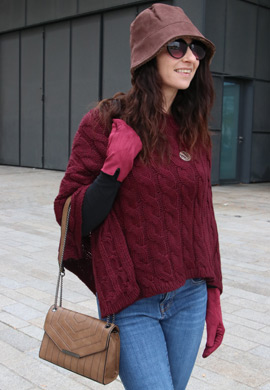 Umhängetasche mit farblich abgesetzten Ziernähten Look