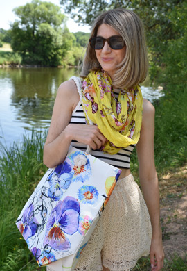 Loop mit Schmetterling Blumen Print Look