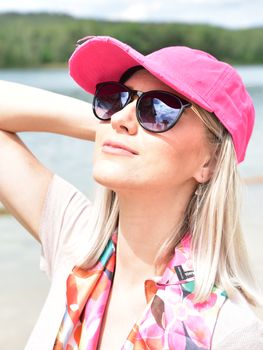 styleBREAKER Damen Sonnenbrille mit ovalen Gläsern und Metallbügeln | Kunststoffrahmen mit UV400 Schutz | Sommerbrille mit Verlauf oder Spiegelglas