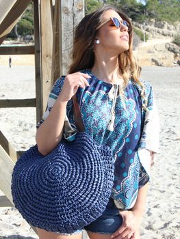 styleBREAKER runde Damen Basttasche mit langen Henkeln | Geflochtene Korbtasche als Strandtasche oder Shopper | Großes Hauptfach mit Reißverschluss