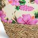 styleBREAKER Strandtasche mit buntem Hibiskus Blüten Print, Bast am Boden und Reißverschluss, Schultertasche, Shopper, Damen 02012233