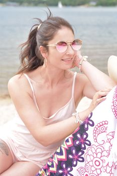 styleBREAKER Damen Panto Sonnenbrille mit ovalen Flachgläsern und Metall Bügel, Federn, Silikon Nasenauflage 09020117
