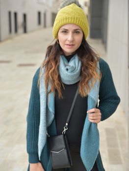 styleBREAKER Mini Umhängetasche mit V-Klappe und Metall Detail | kleine Handytasche zum Umhängen | elegante Crossbody Bag mit Kartenfächern für Damen