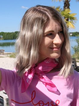 styleBREAKER Damen Bandana Tuch im Vintage Blumen Muster | quadratisches Halstuch aus Baumwolle | vielseitig tragbar als Kopftuch oder Dreieckstuch