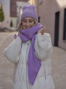 styleBREAKER Damen Großer Strick Dreieck Schal einfarbig meliert | Weiches warmes Winter Dreiecktuch | Strickschal aus Viskose Wolle für kuschlige Looks