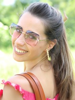 styleBREAKER Damen Sonnenbrille ohne Rahmen mit eckigen Polycarbonat Gläsern und Diamantschliff | UV400 Verlaufstönung | Metallbügel verstellbare Nasenpads