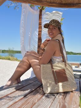 styleBREAKER Korbflecht Schultertasche aus Papierstroh mit Kunstleder Details | Damen Shopper Basttasche geflochten mit Reißverschluss | Strandtasche 43 x 34 x 4 cm