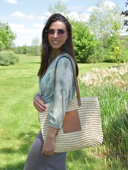 styleBREAKER Korbflecht Schultertasche aus Papierstroh mit Kunstleder Details | Damen Shopper Basttasche geflochten mit Reißverschluss | Strandtasche 43 x 34 x 4 cm