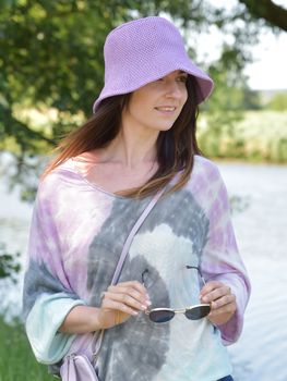 styleBREAKER Damen Sonnenhut aus Papierstroh faltbarer Fischerhut leichter Bucket Hat mit Schweißband Sommerhut mit Krempe als Sonnenschutz für Outdoor Strand Freizeit