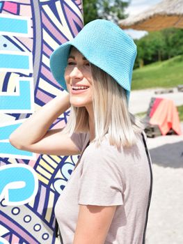 styleBREAKER Damen Sonnenhut aus Papierstroh faltbarer Fischerhut leichter Bucket Hat mit Schweißband Sommerhut mit Krempe als Sonnenschutz für Outdoor Strand Freizeit