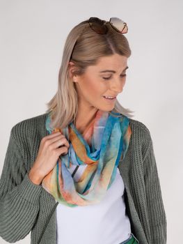 styleBREAKER Damen Loop Schal mit buntem Aquarell Farbverlauf Muster, leichter sommerlicher Schlauchschal mehrfarbig 01016220