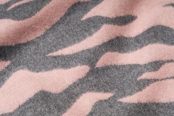 styleBREAKER Damen Schal mit Zebra Animal Print Muster, warmer Tierprint Schal mit Fransen, Reversible Style 01017158