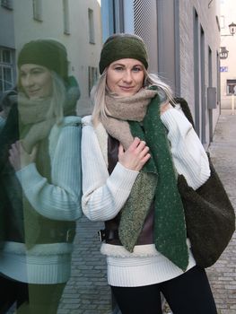 styleBREAKER Damen Tasche aus Teddyfell mit breiten Henkeln | kuschelige Beuteltasche mit Magnetverschluss | weich gefüttert & ideal als Shopper