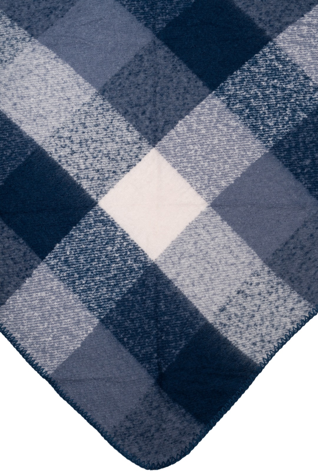 https://cdn02.plentymarkets.com/ah5n9aivnyu5/item/images/2672/full/karo-dreieck-schal-winter-01020050_20.jpg