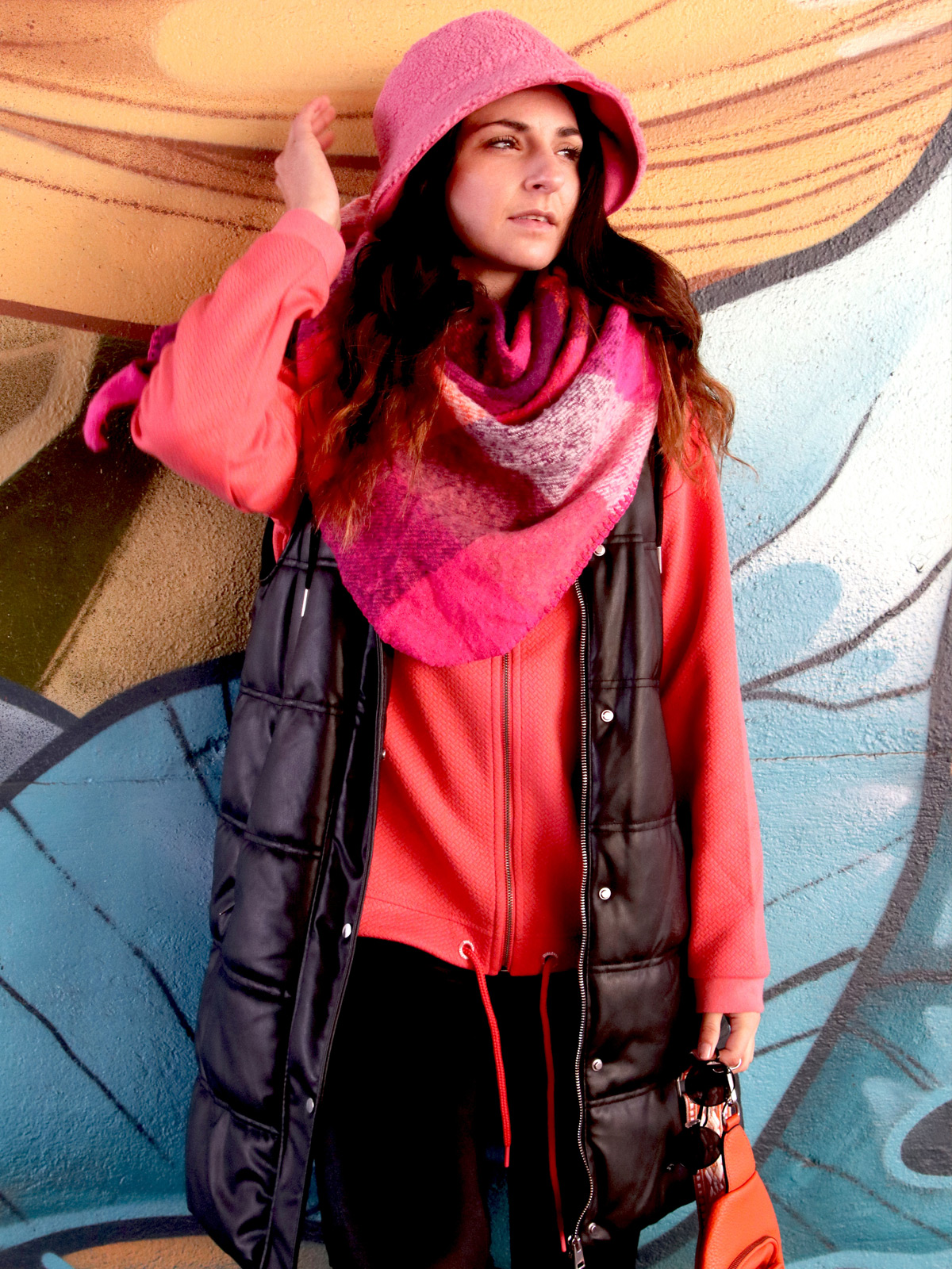 https://cdn02.plentymarkets.com/ah5n9aivnyu5/item/images/2672/full/karo-dreieck-schal-winter-01020050_26.jpg