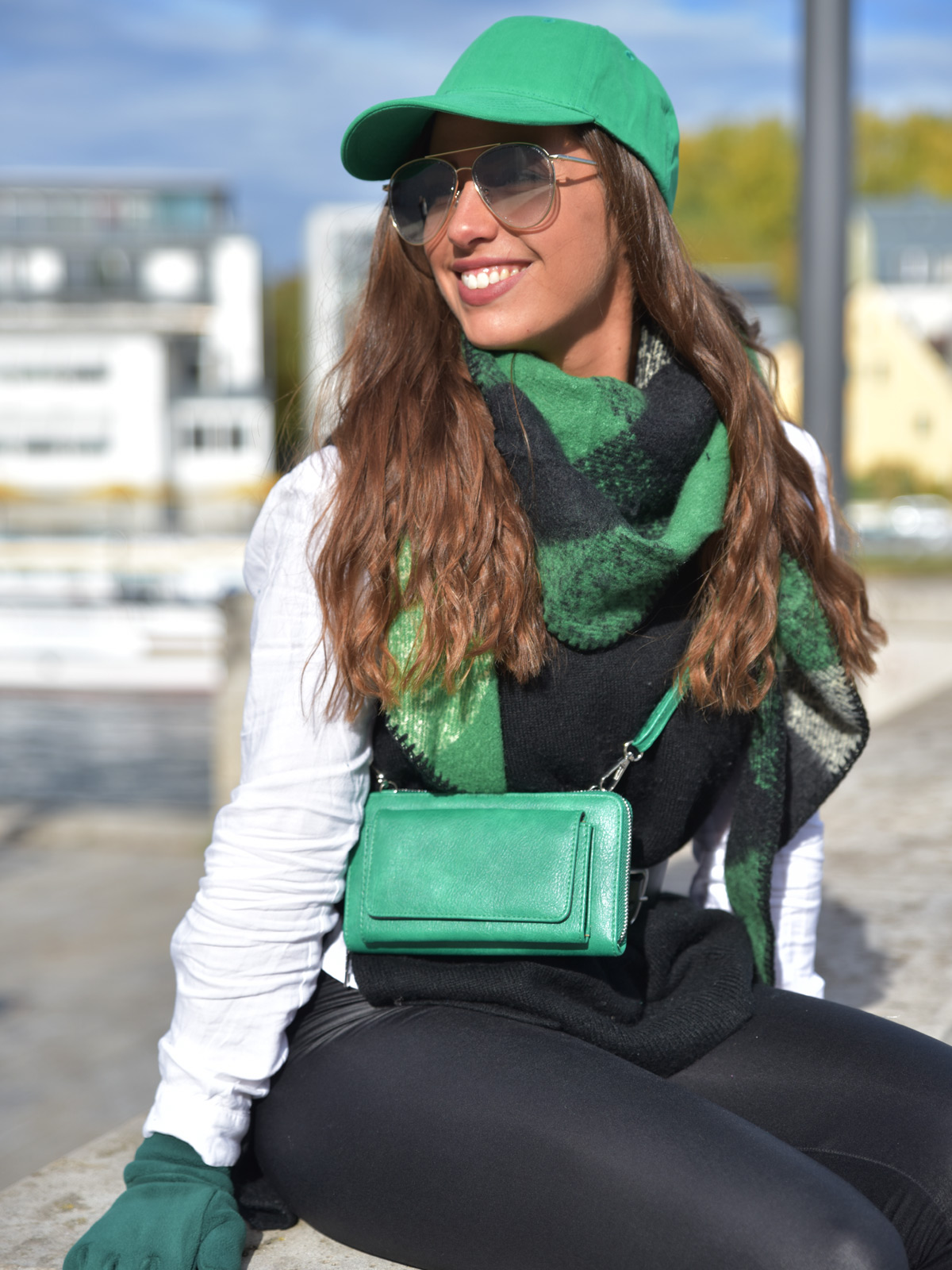 https://cdn02.plentymarkets.com/ah5n9aivnyu5/item/images/2672/full/karo-dreieck-schal-winter-01020050_27.jpg