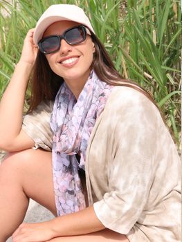 styleBREAKER Damen Schal mit buntem Schuppen Muster, Leichtes großes transparentes Tuch mit kurzen Fransen 01016224