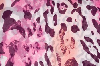 styleBREAKER Damen Schal mit buntem Leoparden Animal Print Muster, Leichtes großes Tuch mit kurzen Fransen 01016225