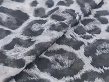styleBREAKER Damen Loop Schlauchschal mit Leoparden Muster | Leichter Sommerschal aus Viskose | Halstuch für Frühling und Sommer - Weich und Luftig