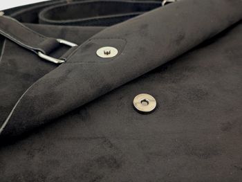 styleBREAKER Damen Umhängetasche samtige Schultertasche | Crossbody Bag mit Umschlag, Magnetknopf, Reißverschluss & verstellbarem Gurt 28,5 x 25 cm