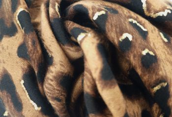 styleBREAKER Damen Schal mit Leoparden Muster und goldenen Metallic Akzenten | weiches langes Tuch mit kurzen Fransen 180 x 88 cm