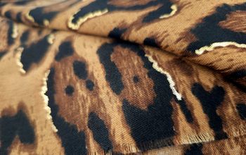 styleBREAKER Damen Schal mit Leoparden Muster und goldenen Metallic Akzenten | weiches langes Tuch mit kurzen Fransen 180 x 88 cm