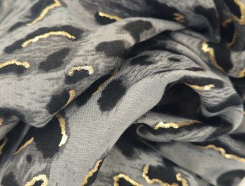 styleBREAKER Damen Schal mit Leoparden Muster und goldenen Metallic Akzenten | weiches langes Tuch mit kurzen Fransen 180 x 88 cm