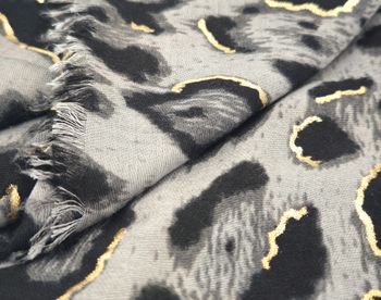 styleBREAKER Damen Schal mit Leoparden Muster und goldenen Metallic Akzenten | weiches langes Tuch mit kurzen Fransen 180 x 88 cm