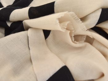 styleBREAKER Damen Schal mit Graphic Lines Muster | Weicher XXL Winterschal | Großes Tuch mit geometrischem Linien Design, Stola, Herbst Winter Accessoire