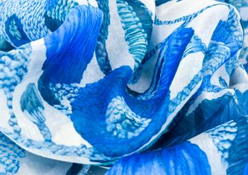 styleBREAKER Damen Schal mit Blumen Muster & kurzen Fransen | weiches Halstuch 180x72 cm | leichter Viskose Sommerschal für Frühling & Übergang