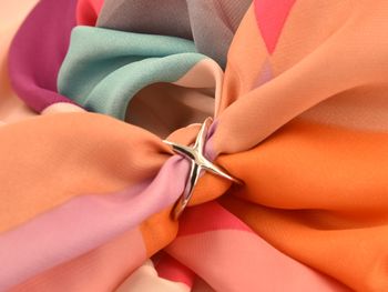 styleBREAKER Schalring Schalhalter im X Design | versilbert oder vergoldet | Schal Clip Schmuck zum Schals Binden für leichte dünne Schals und Tücher