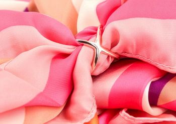 styleBREAKER Schalring Schalhalter im X Design | versilbert oder vergoldet | Schal Clip Schmuck zum Schals Binden für leichte dünne Schals und Tücher