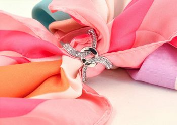 styleBREAKER Schalring Schalhalter Knoten Design mit Strassoptik | versilbert oder vergoldet | eleganter Schal Clip Schmuck zum Schals Binden für leichte dünne Schals und Tücher