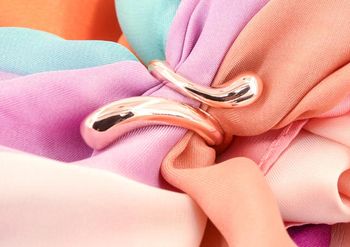 styleBREAKER Schalring Schalhalter in geschwungenem Twist Design | aus Kupfer | eleganter Schal Clip Schmuck zum kunstvollen Binden leichter dünner Schals und Tücher