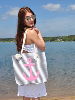 styleBREAKER gestreifte Strandtasche mit Anker Print | maritimer Shopper mit Kordelgriffen | Badetasche groß 46 x 34 x 12 cm