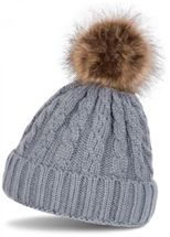 Strickmütze mit Zopfmuster & Kunstfellbommel