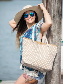 styleBREAKER Strandtasche mit Punkte Muster und Kordelgriffen | großes Hauptfach mit Reißverschluss | inkl. abnehmbarer Kosmetiktasche | Shopper Damen mit Bast-Detail