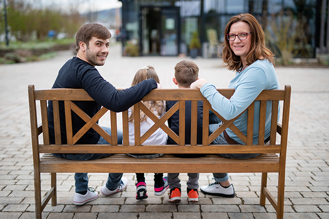 Familie auf Bank