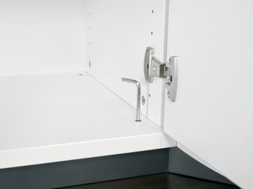  Querrollladenschrank mit Mittelseite, 2 Dekor-Einlegeböden, abschließbar, 1600x425x768, Silber/Weiß  